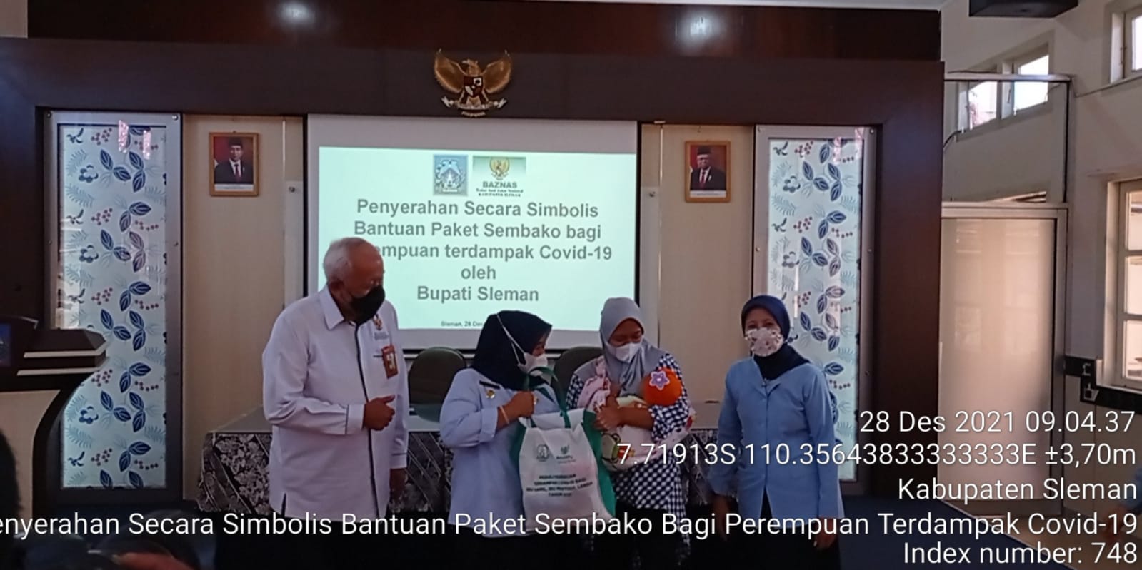 PENYERAHAN SECARA SIMBOLIS BANTUAN PAKET 506 PAKET SEMBAKO DARI BAZNAS BAGI PEREMPUAN TERDAMPAK COVID-19