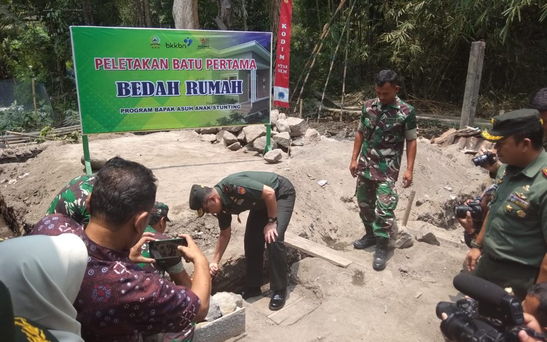 Peletakan Batu Pertama Bantuan Pembangunan RTLH untuk Keluarga Beresiko Stunting oleh Komandan Korem 072/Pmk (Brigadir Jenderal TNI Joko Purnomo) Program dari BKKBN Bekerjasama dengan TNI AD dan Baszas