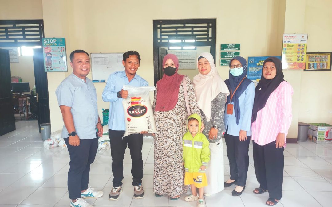 Pembagian Bantuan  Beras Fortifikasi bagi Ibu Hamil di Kalurahan Sendangagung, Minggir