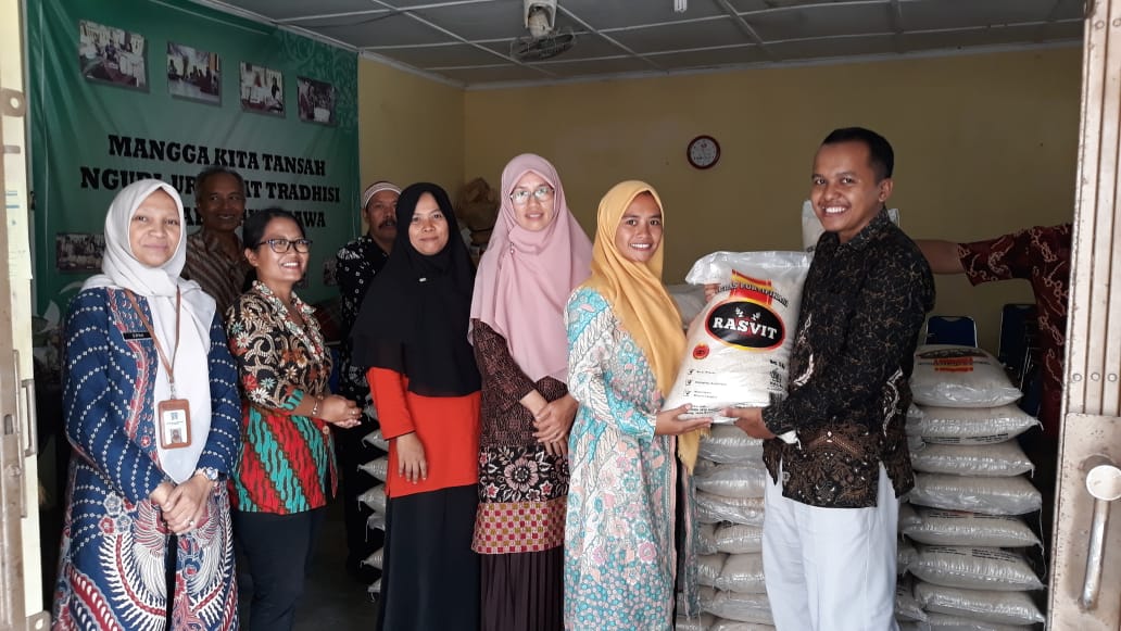 Pembagian Beras Fortifikasi Bagi Ibu Hamil di Balai Kelurahan Sendangmulyo Minggir