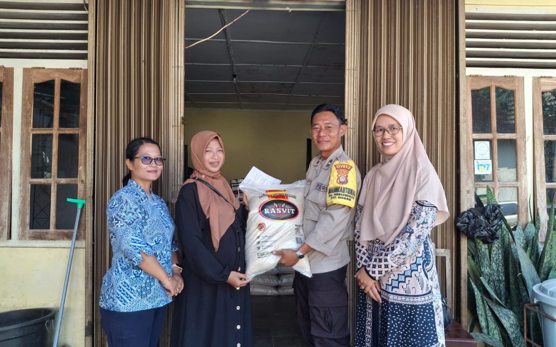 Pembagian Beras Fortifikasi Bagi Ibu Hamil di Balai Kelurahan Sendangmulyo